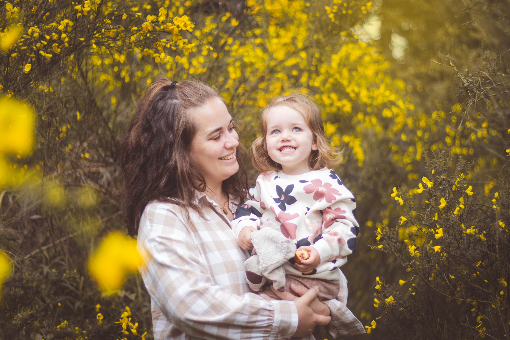 séance photo mère fille devant des fleurs jaunes