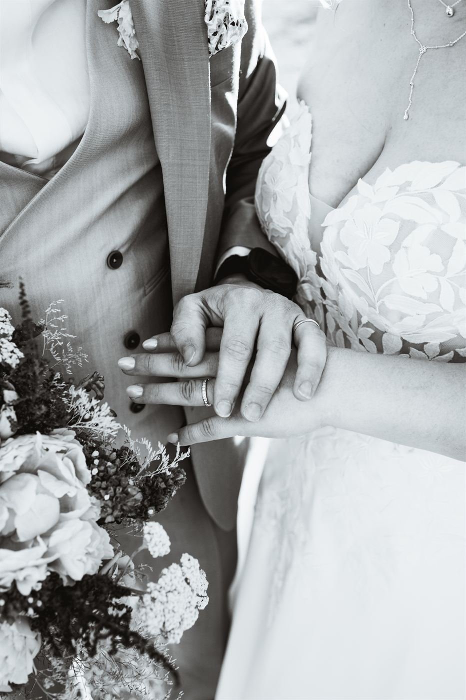 Mains des mariés et alliances le jour du mariage près de Clermont-Ferrand