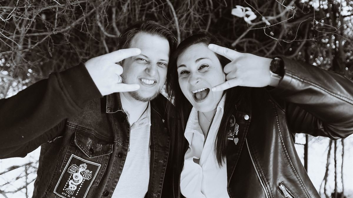 Couple de futurs mariés qui rit pendant une séance photo en Auvergne