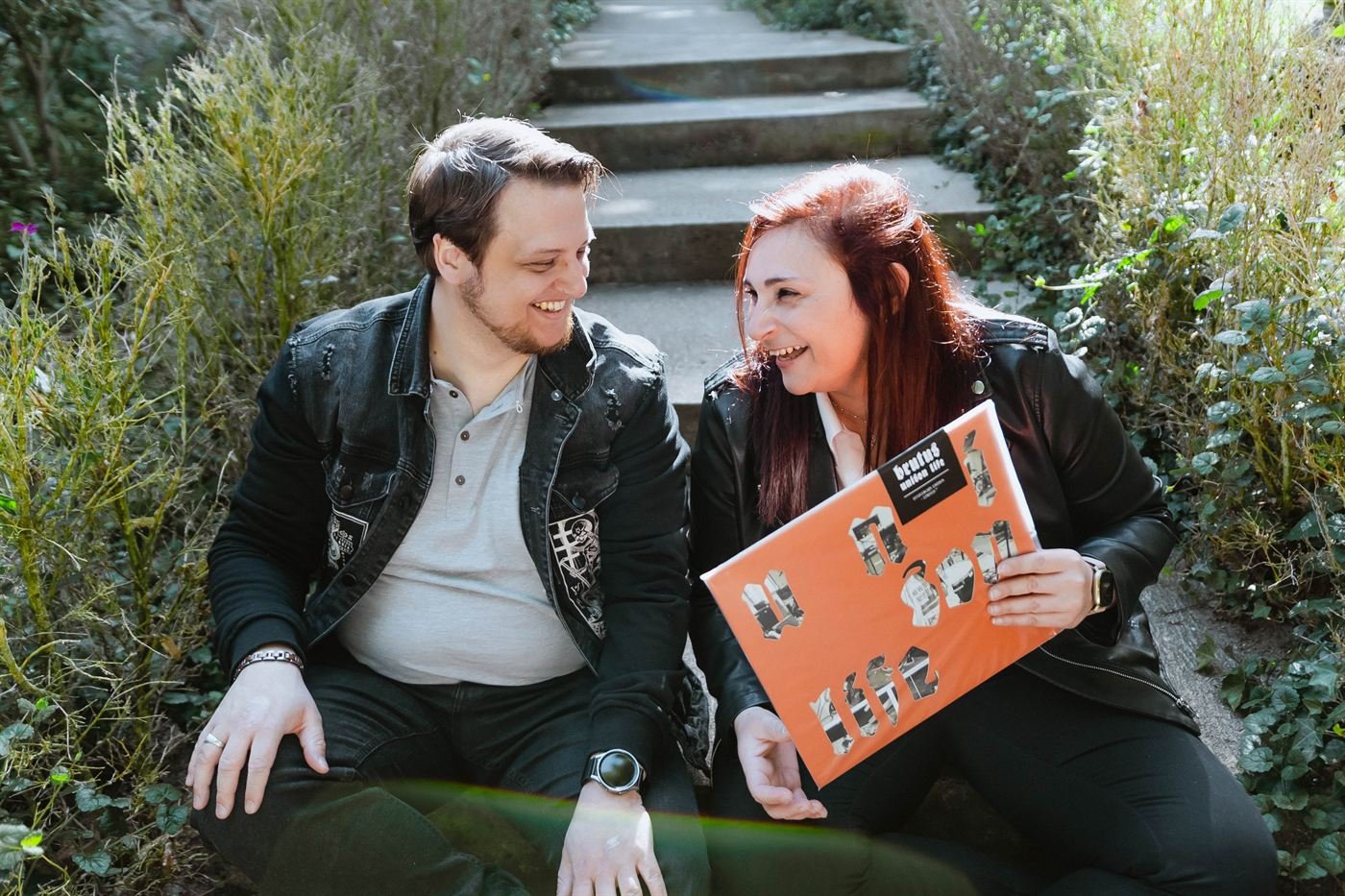 Séance engagement rock et décontractée d'un couple en Auvergne