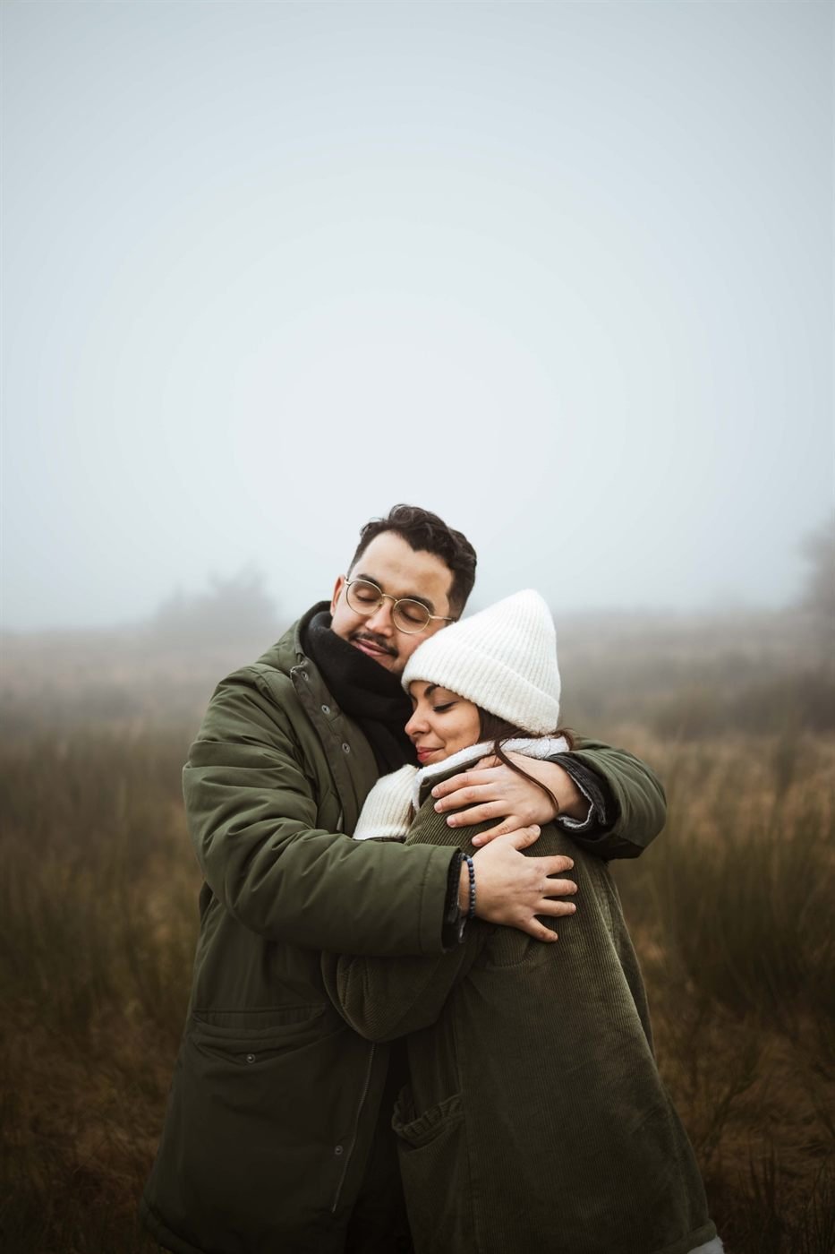 Dacine et Hamza enlacés, les yeux fermés, pendant leur séance engagement dans la brume